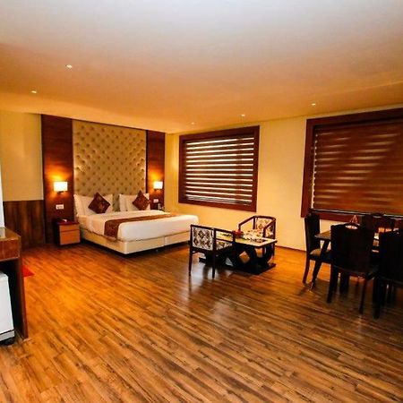 Hotel The Residency Srinagar Exteriör bild