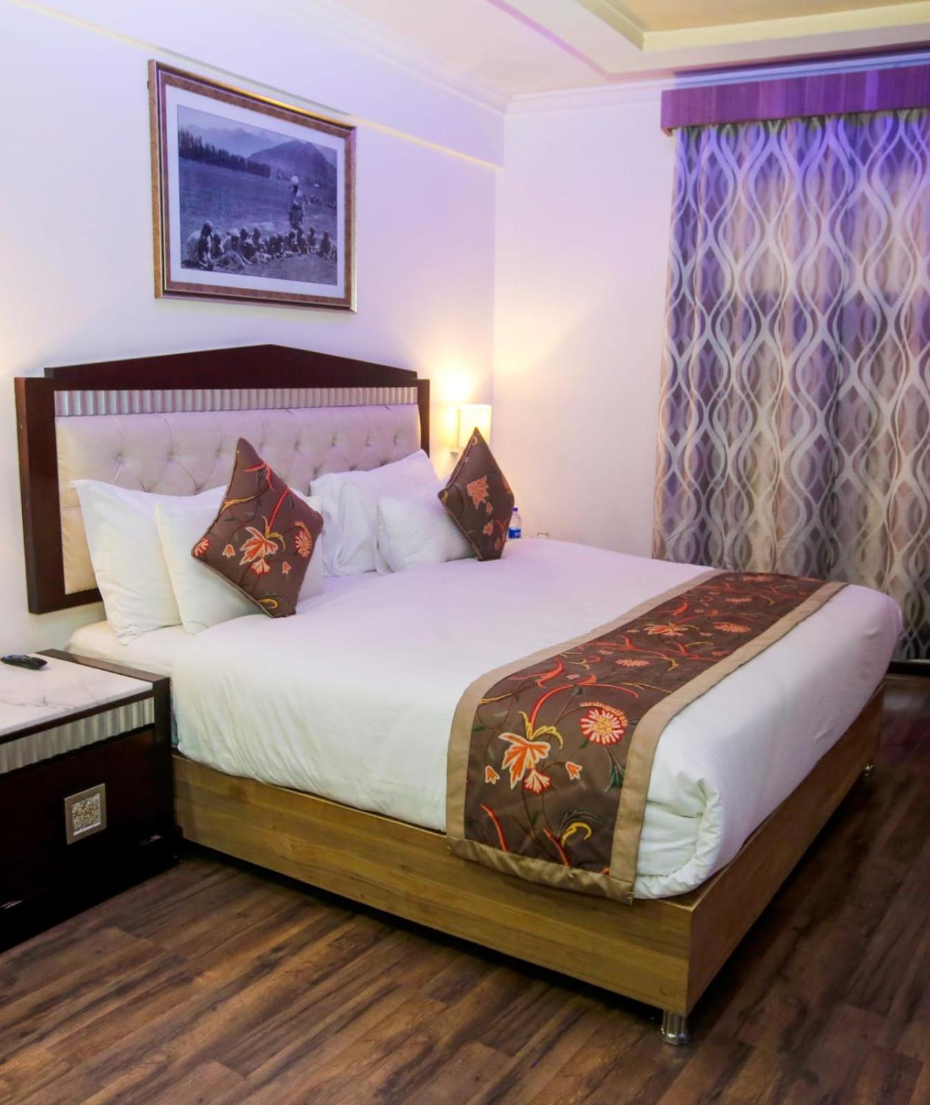 Hotel The Residency Srinagar Exteriör bild