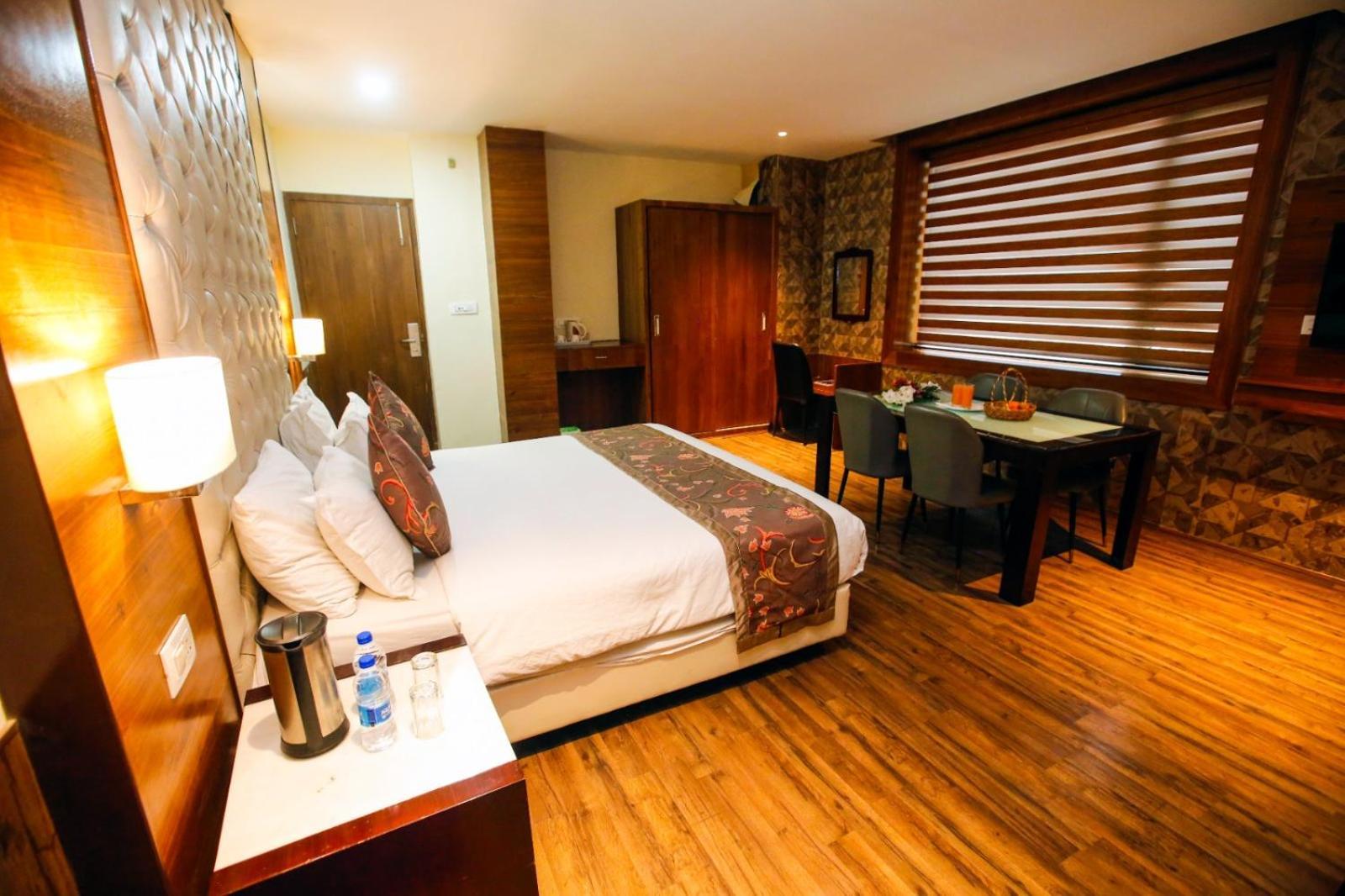 Hotel The Residency Srinagar Exteriör bild