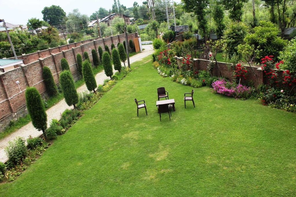 Hotel The Residency Srinagar Exteriör bild
