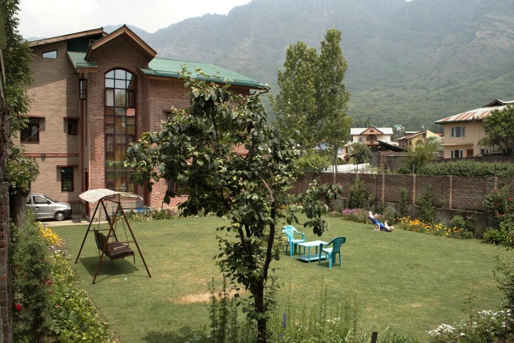 Hotel The Residency Srinagar Exteriör bild