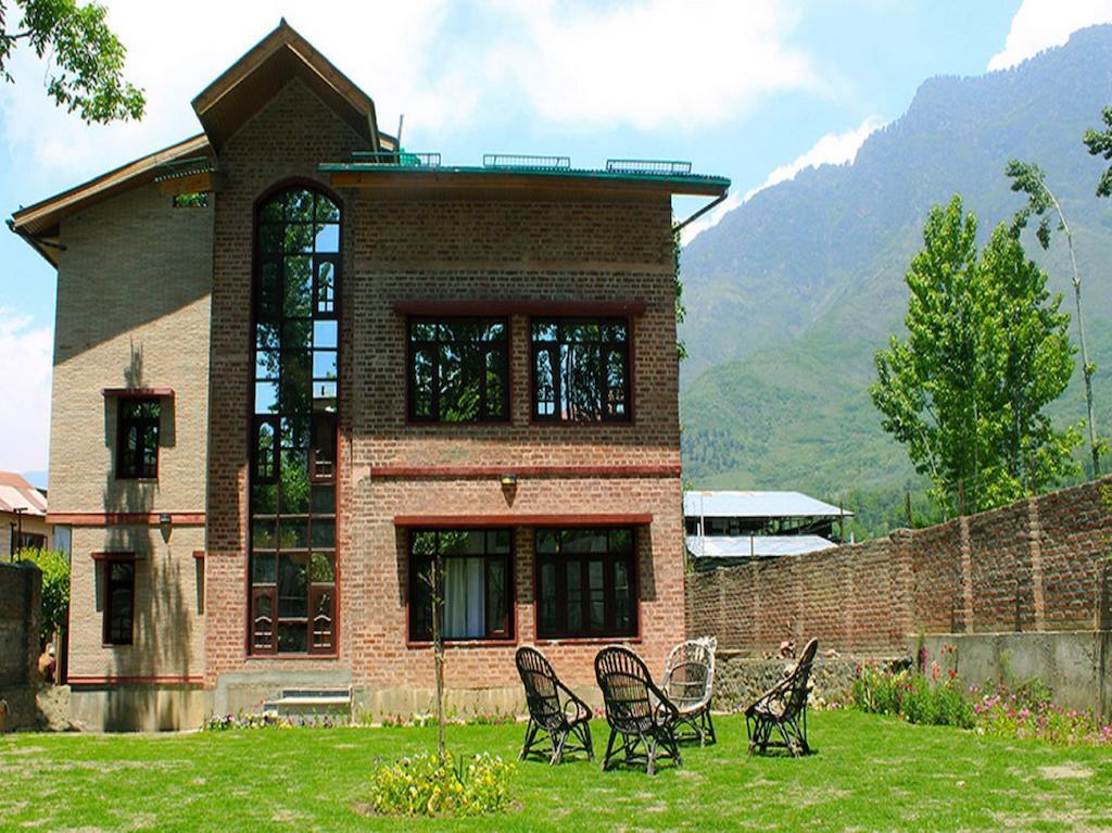 Hotel The Residency Srinagar Exteriör bild