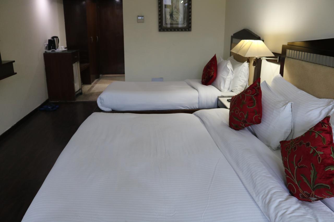 Hotel The Residency Srinagar Exteriör bild