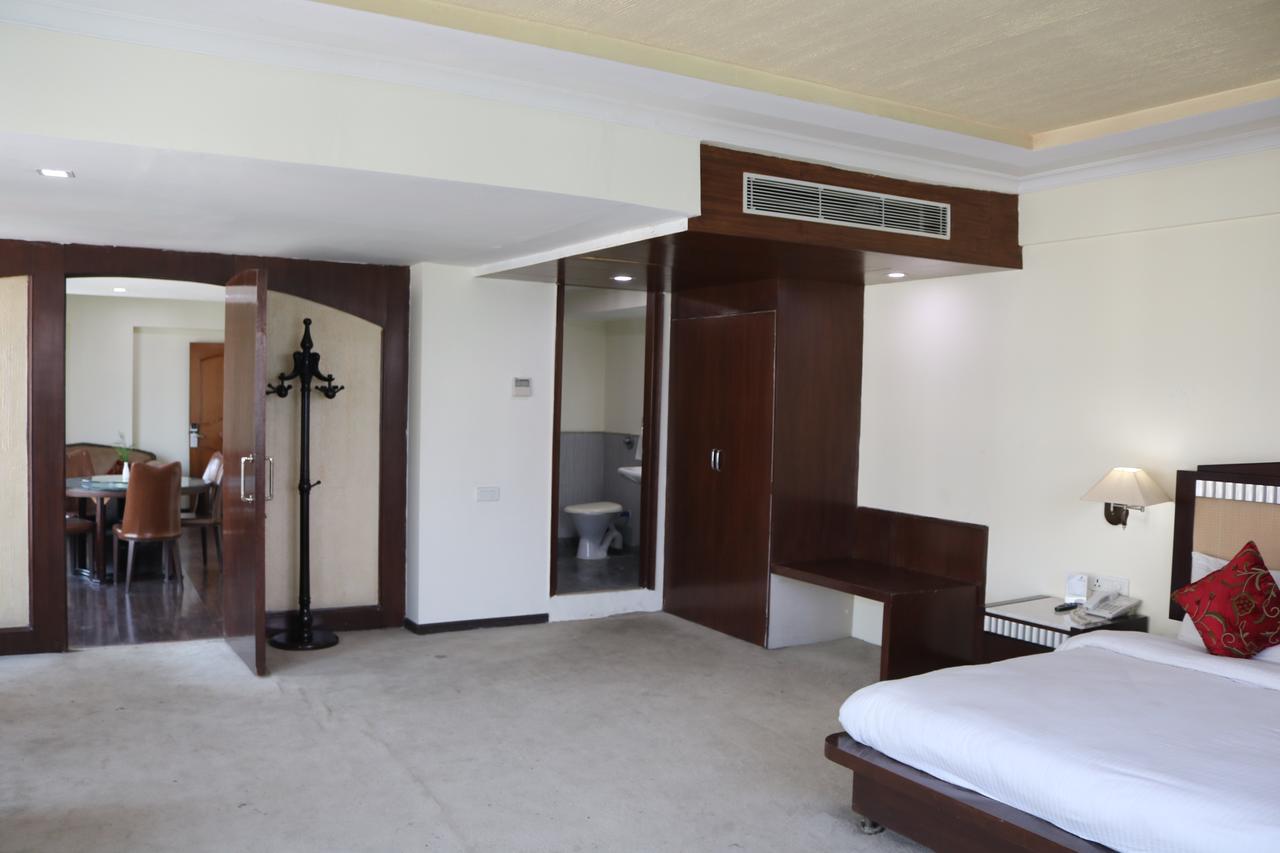 Hotel The Residency Srinagar Exteriör bild