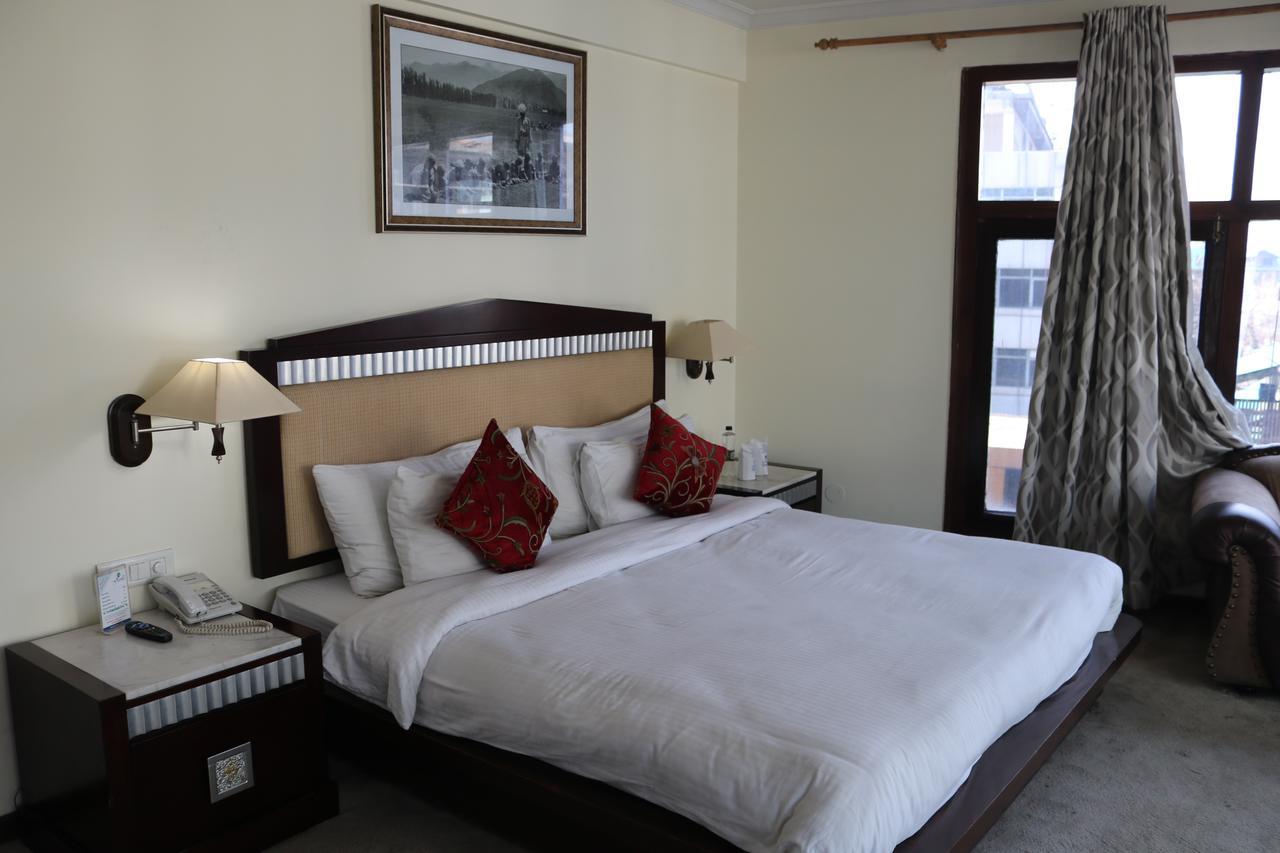 Hotel The Residency Srinagar Exteriör bild