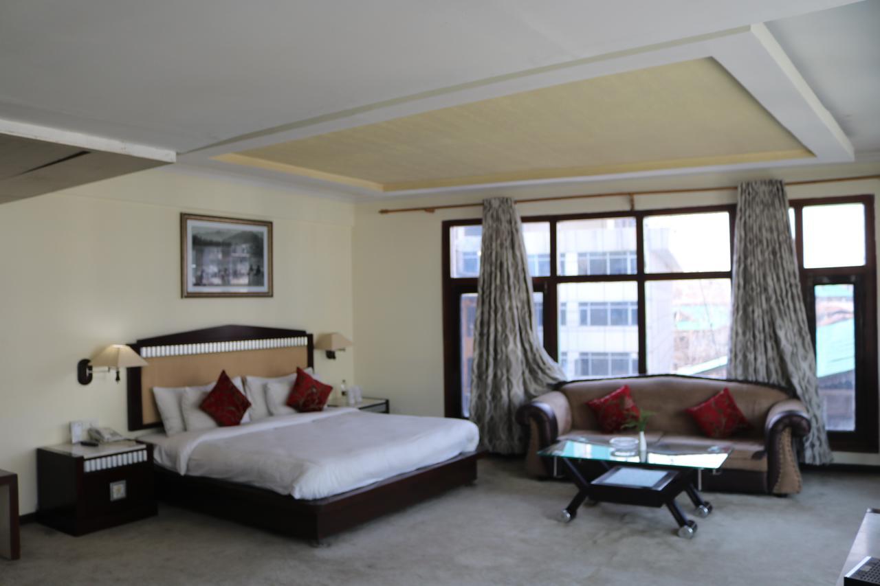 Hotel The Residency Srinagar Exteriör bild