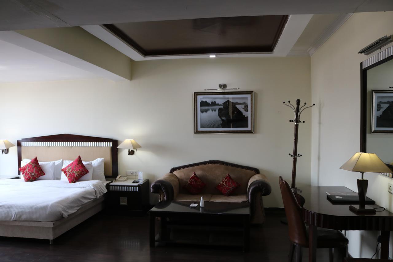 Hotel The Residency Srinagar Exteriör bild