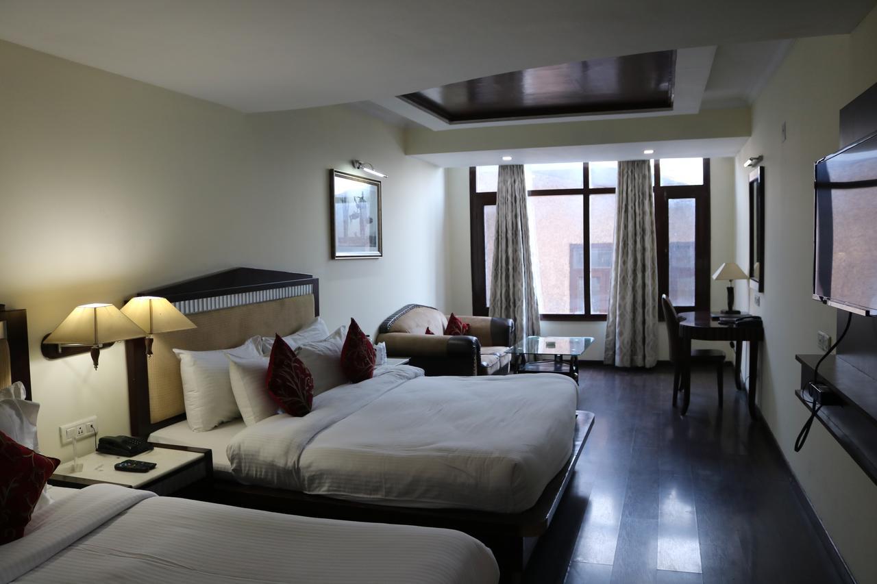 Hotel The Residency Srinagar Exteriör bild