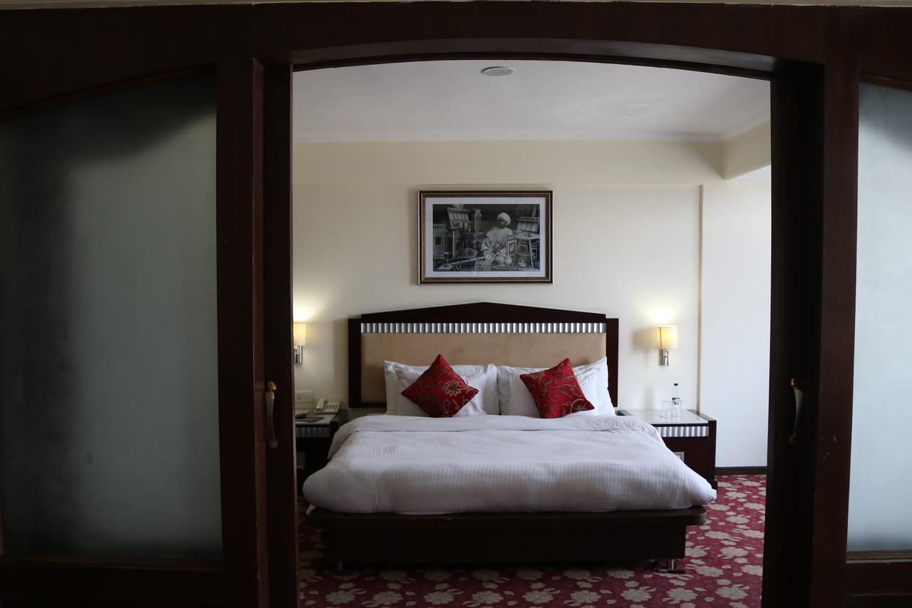 Hotel The Residency Srinagar Exteriör bild