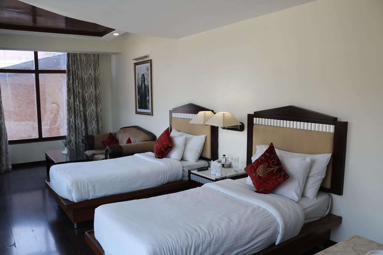 Hotel The Residency Srinagar Exteriör bild