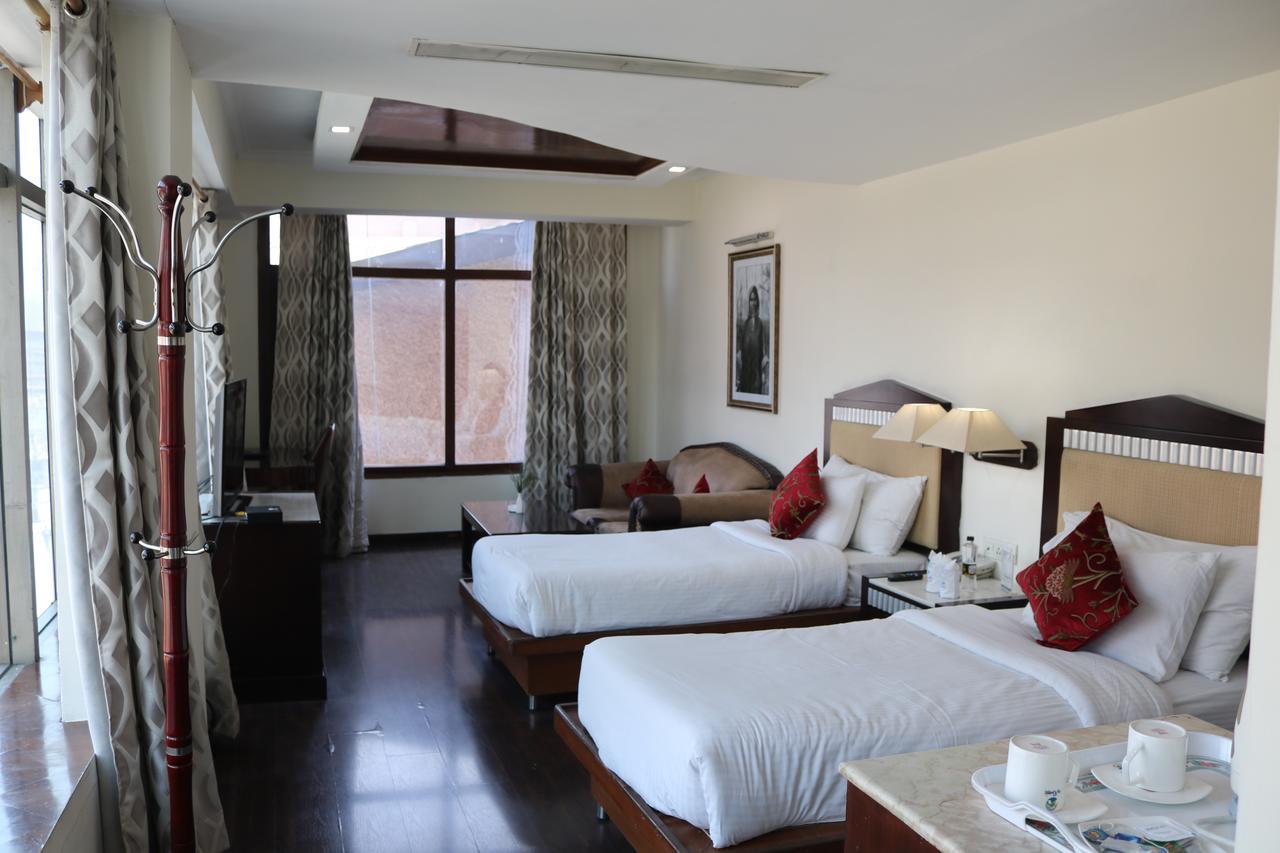 Hotel The Residency Srinagar Exteriör bild