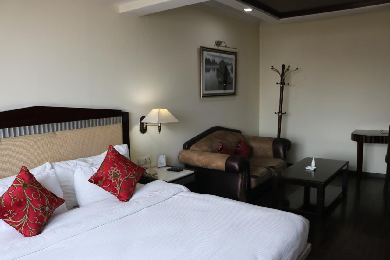 Hotel The Residency Srinagar Exteriör bild