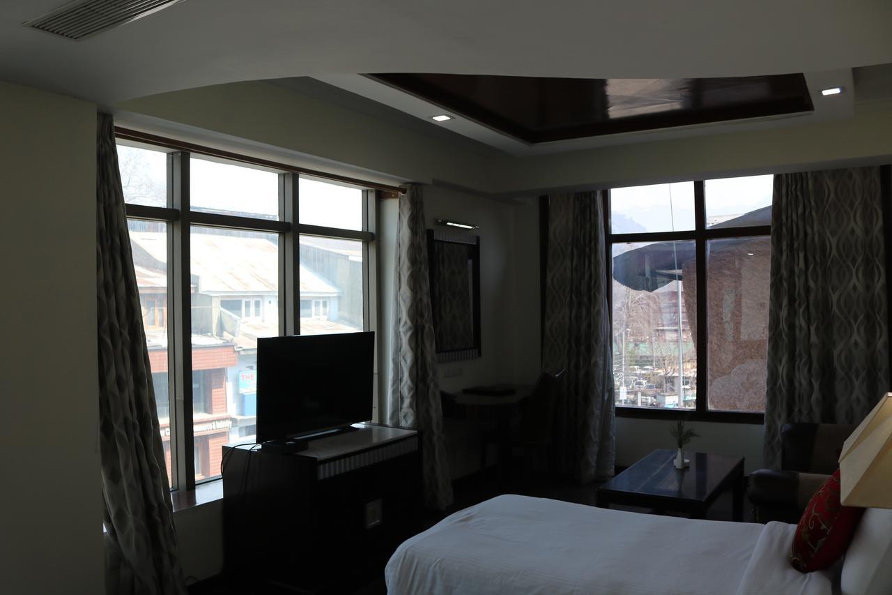 Hotel The Residency Srinagar Exteriör bild