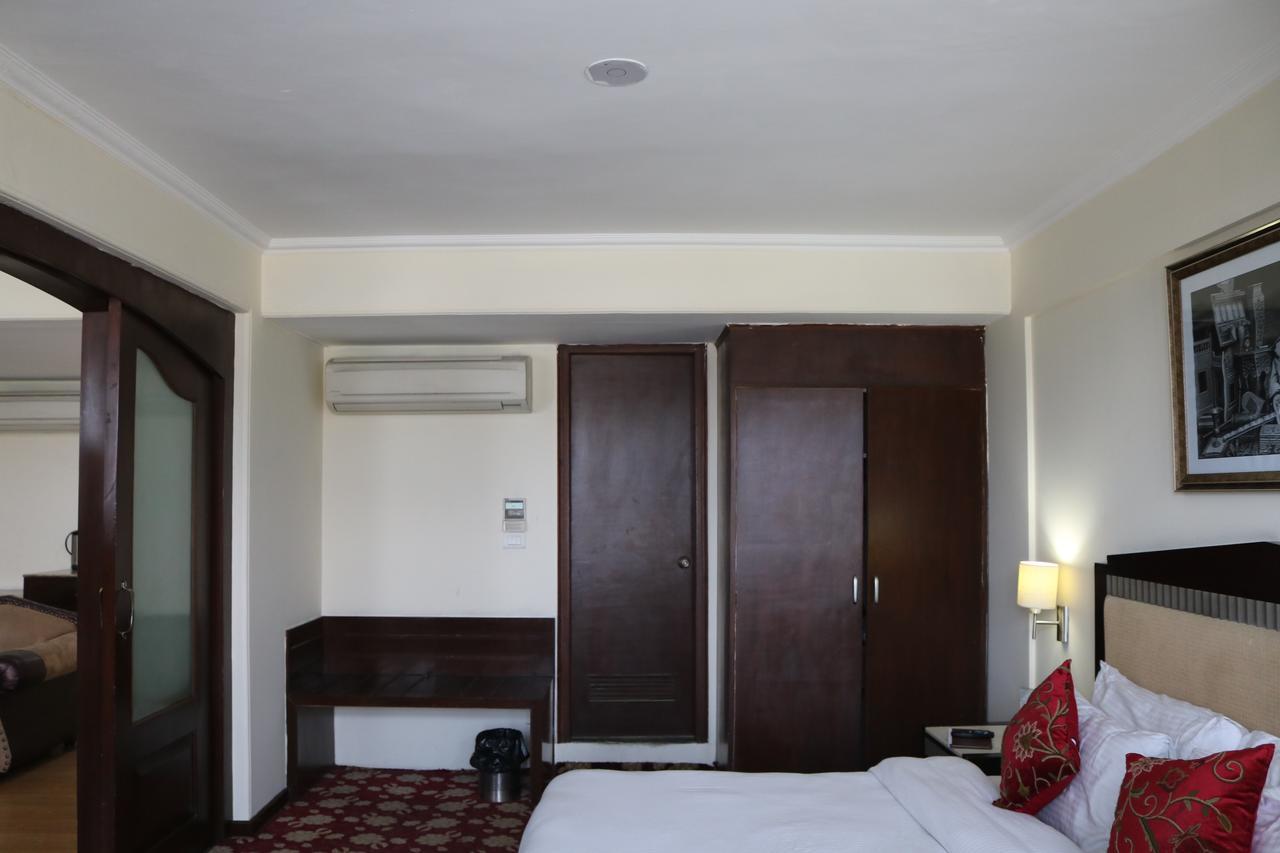Hotel The Residency Srinagar Exteriör bild