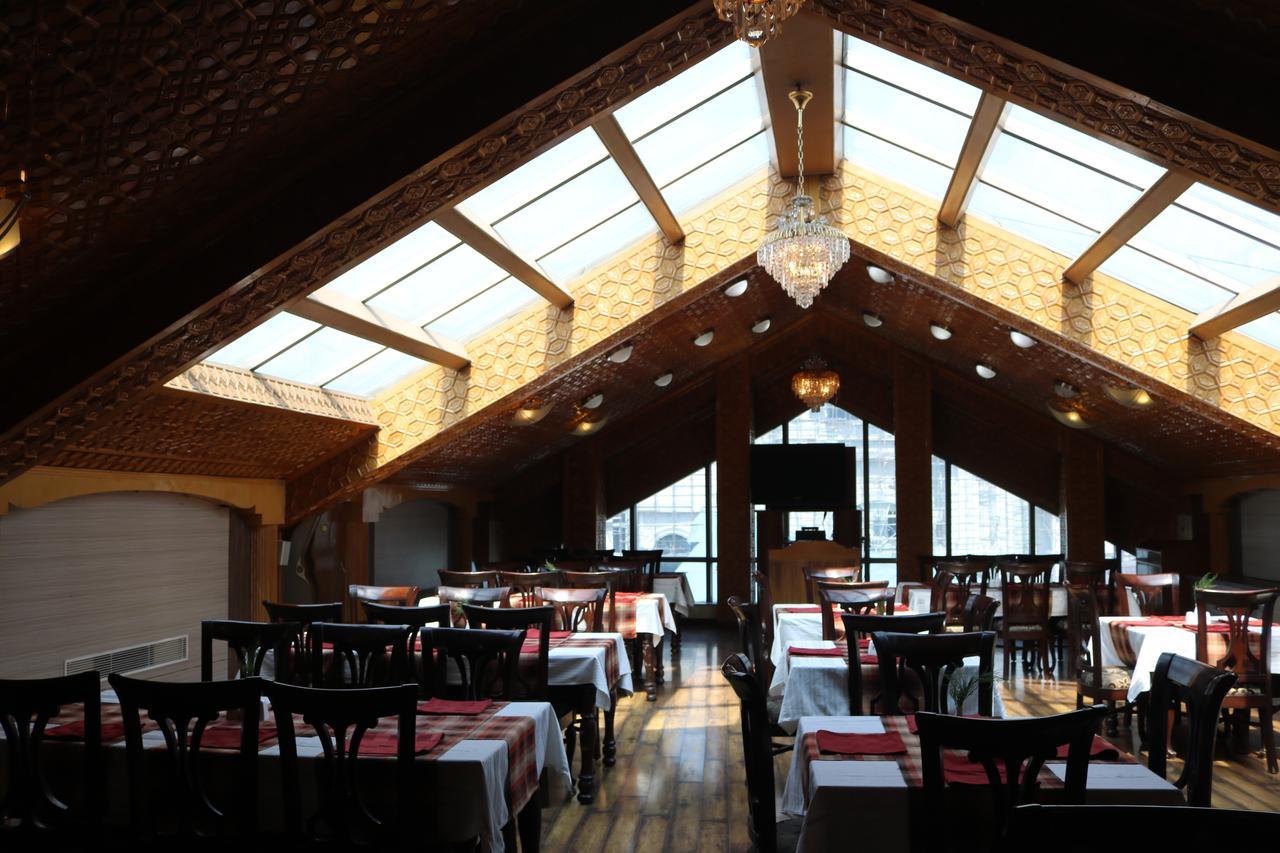 Hotel The Residency Srinagar Exteriör bild